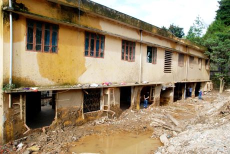 Trường Tiểu học và THCS thị trấn Mù Cang Chải, huyện Mù Cang Chải bị tàn phá nặng nề bởi trận lũ quét lịch sử diễn ra ngày 3/8/2017.